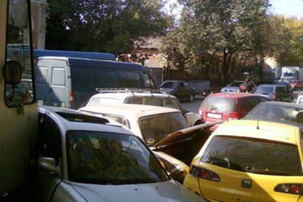 В Харькове трамвай смял 10 автомобилей. ФОТО