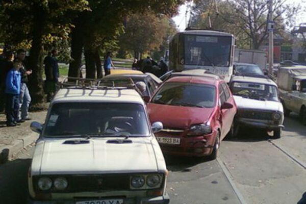 В Харькове трамвай смял 10 автомобилей. ФОТО