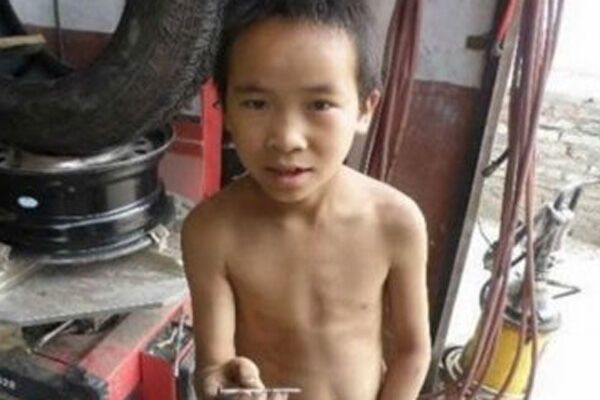 10-летний малыш работает механиком. ФОТО