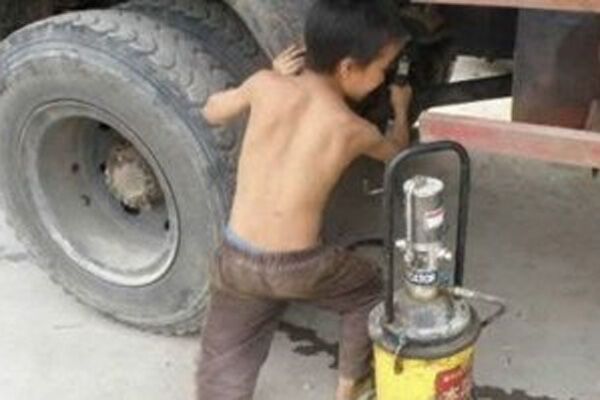 10-летний малыш работает механиком. ФОТО