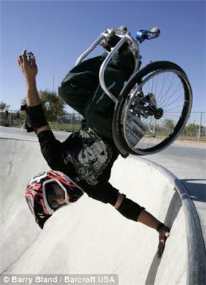 Экстремал сделал двойное сальто на инвалидной коляске