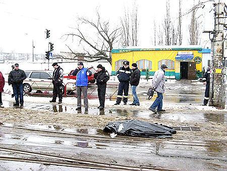 Трагедия в Киеве: трамвай разрезал женщину пополам. ФОТО