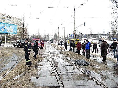 Трагедия в Киеве: трамвай разрезал женщину пополам. ФОТО
