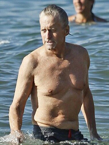 Майкл Дуглас победил рак и отправился на пляж