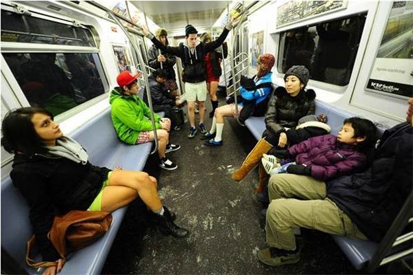 Сотні людей роздягнулися в метро