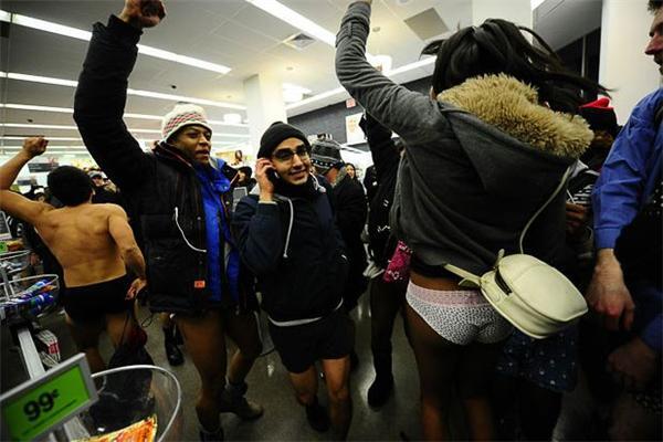 Сотни людей разделись в метро
