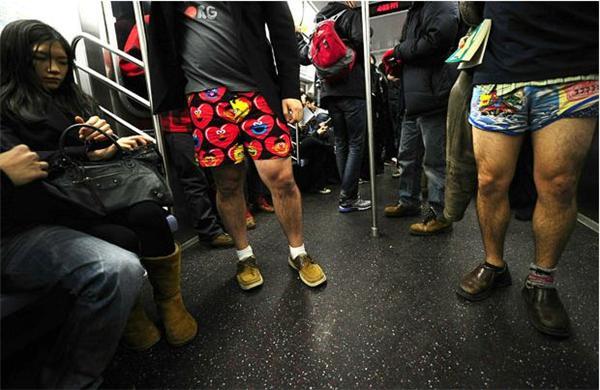 Сотні людей роздягнулися в метро