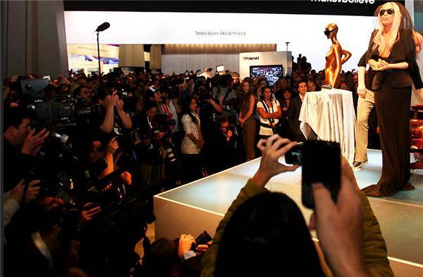 Леді Гага на виставці CES
