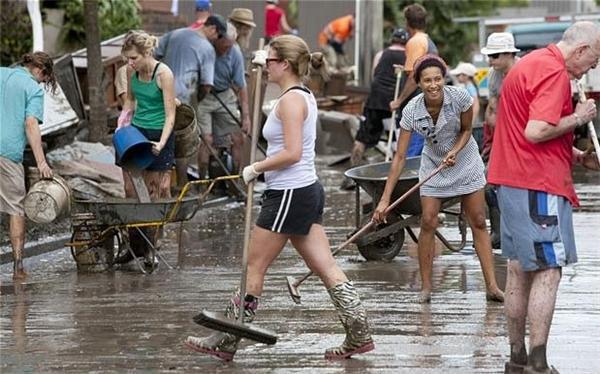 Повені в Австралії: вода пішла, жителі чистять вулиці