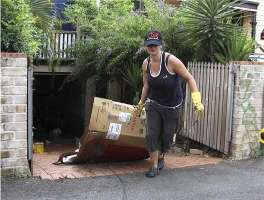 Повені в Австралії: вода пішла, жителі чистять вулиці