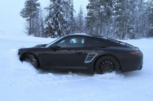 На зимних тестах модель Porsche 911 2012 застряла в снегу