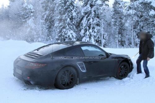 На зимних тестах модель Porsche 911 2012 застряла в снегу