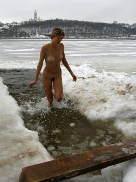 Раз у Водохресний вечір парочка нудісточок ... ФОТО