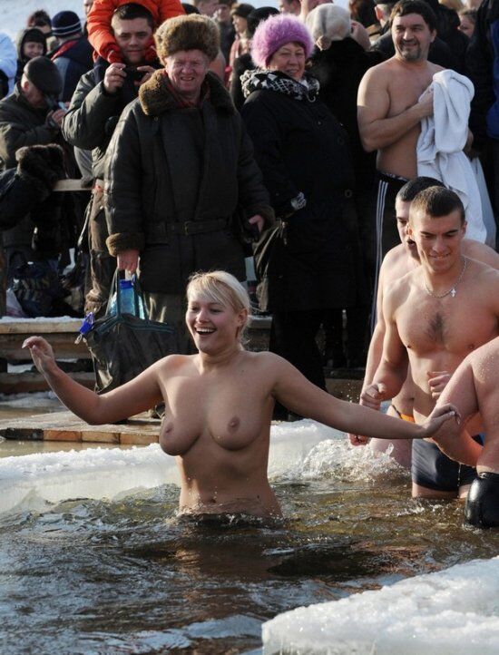 Раз у Водохресний вечір парочка нудісточок ... ФОТО