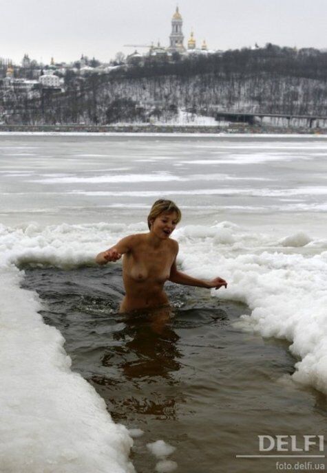 Раз у Водохресний вечір парочка нудісточок ... ФОТО
