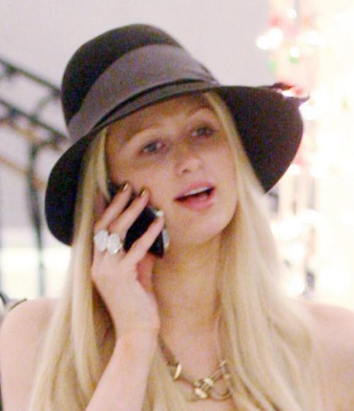 Пэрис Хилтон не узнали без макияжа