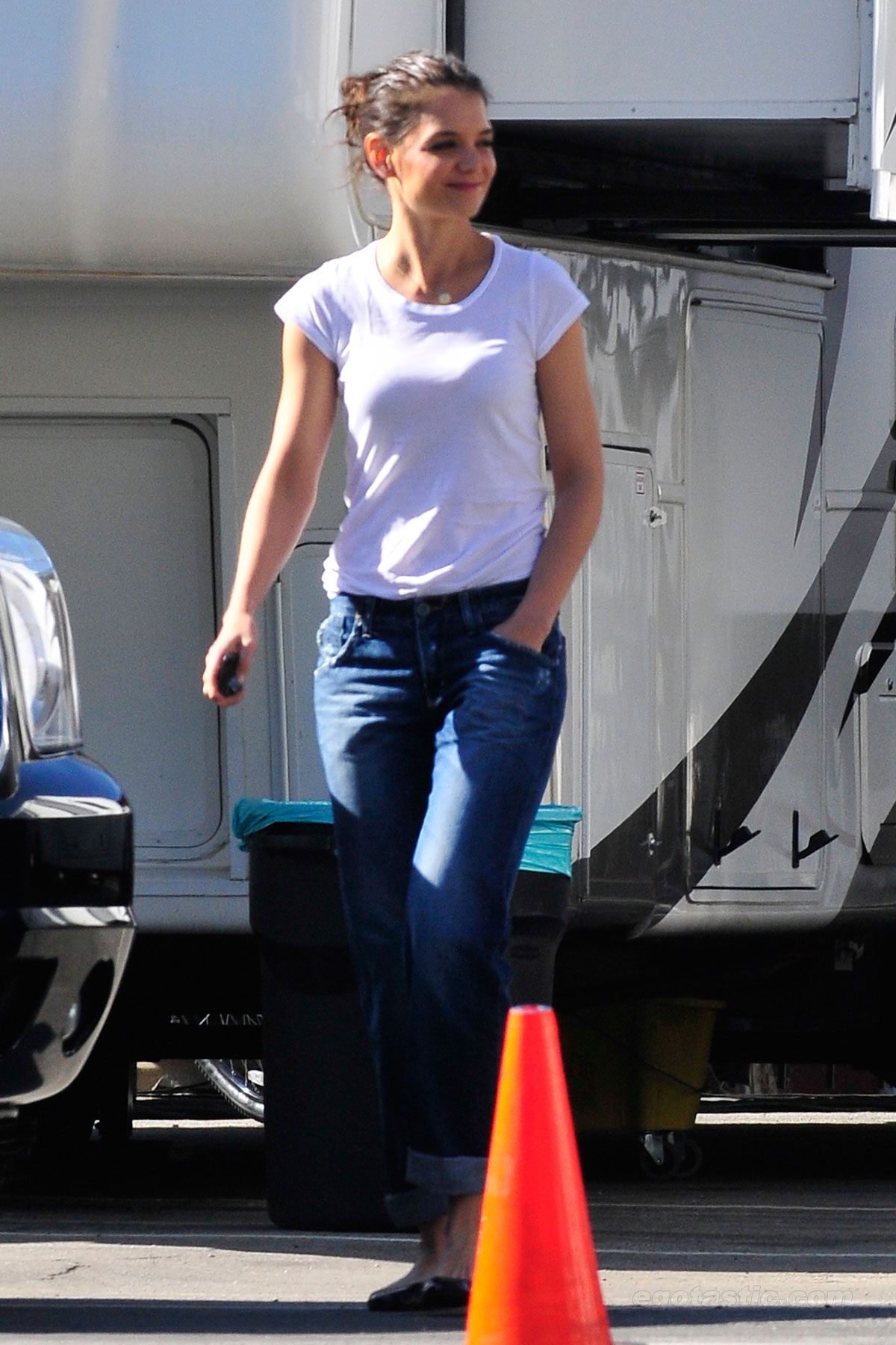 Кэти Холмс в белой футболке и джинсах: классика