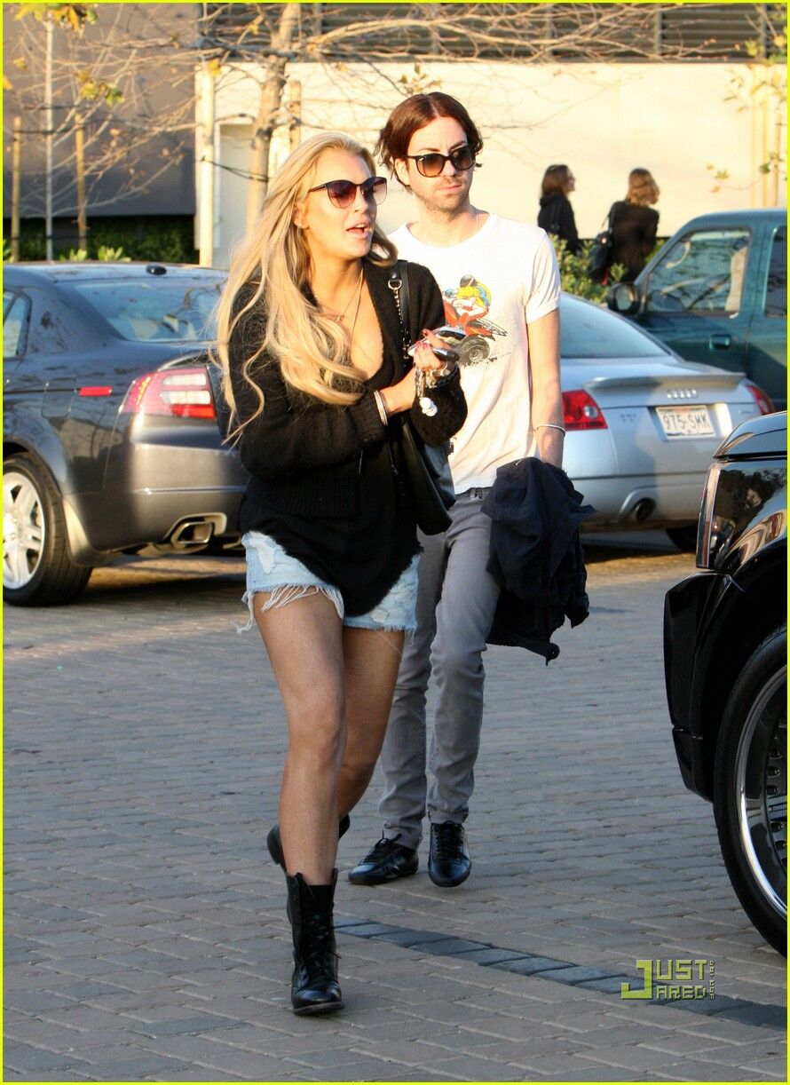 Толстые ноги и рваные шорты Линдсей Лохан