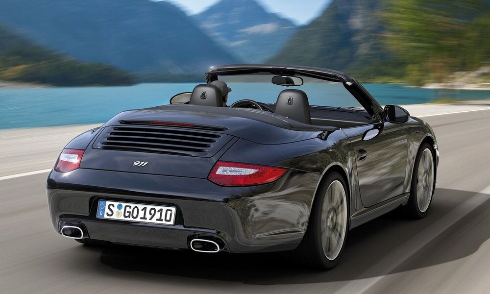 Porsche выпускает спецверсию 911 Black Edition