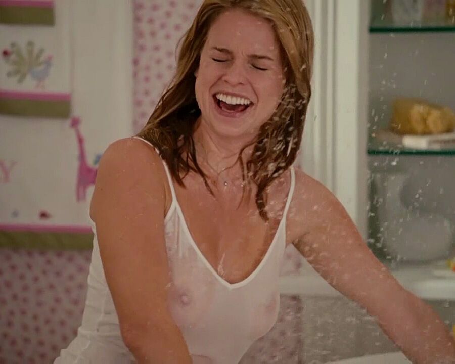 Развратная нянька Элис Ив в мокрой майке на голое тело