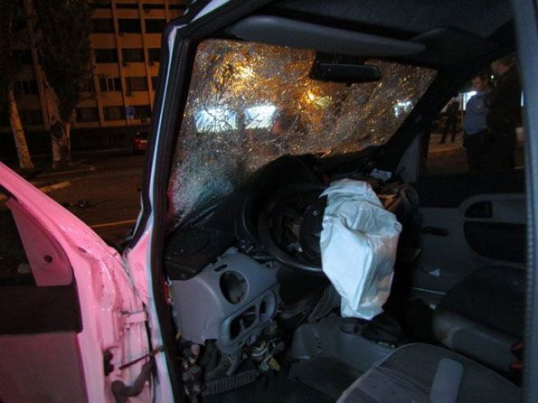 Футболист Премьер-лиги устроил страшную аварию в центре Мариуполя. Фото