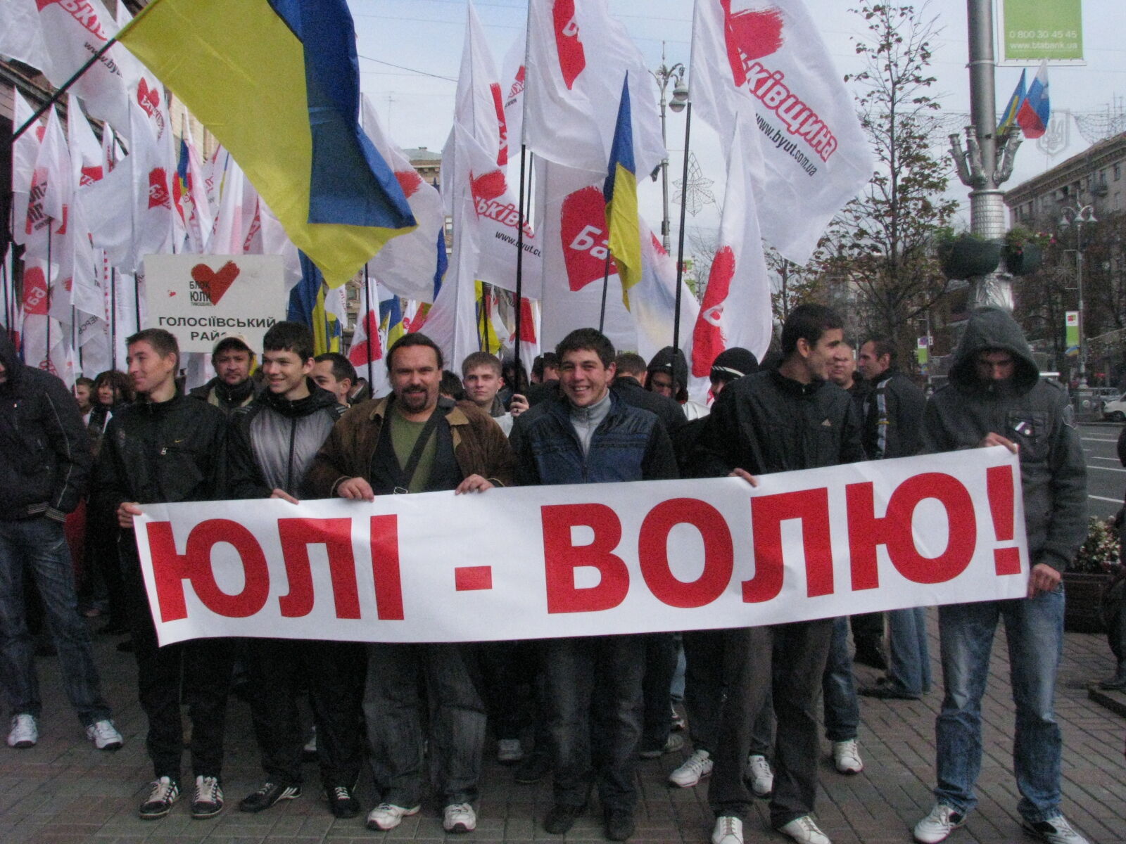 Вирок Тимошенко: бійки під судом і незадоволені нардепи