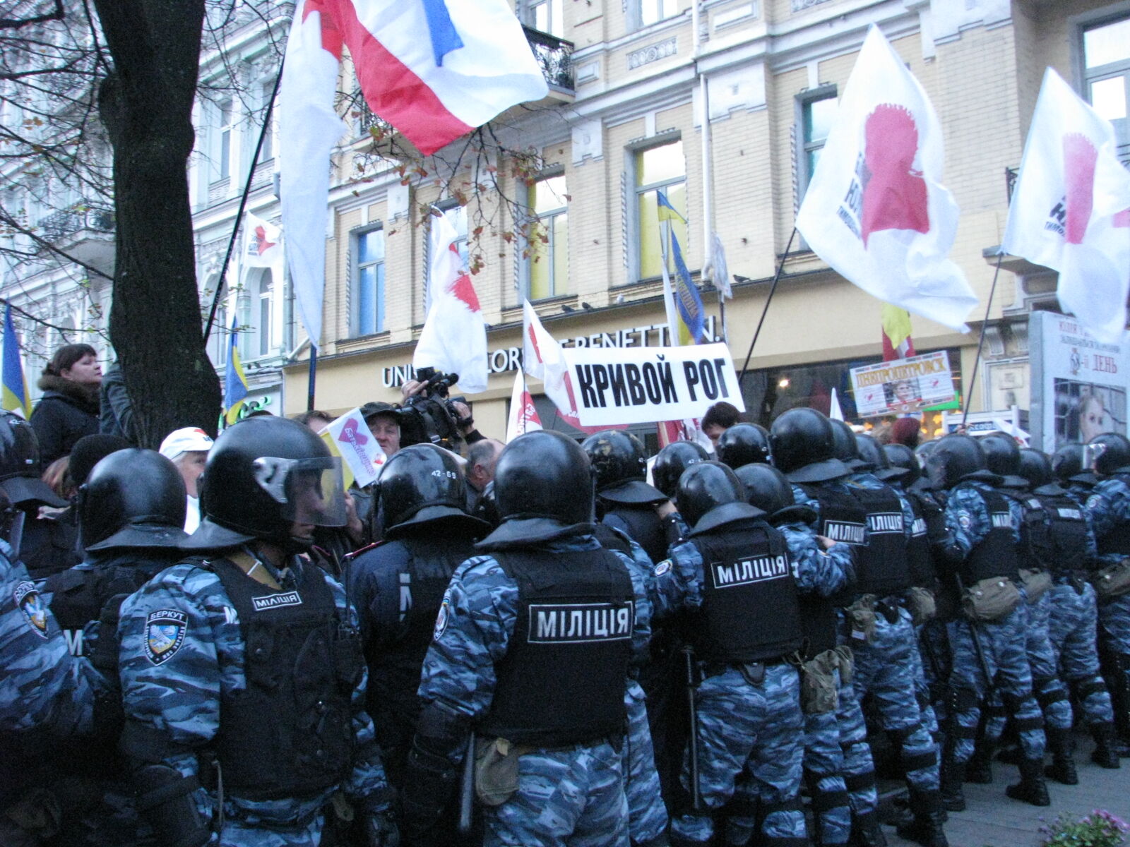 Вирок Тимошенко: бійки під судом і незадоволені нардепи