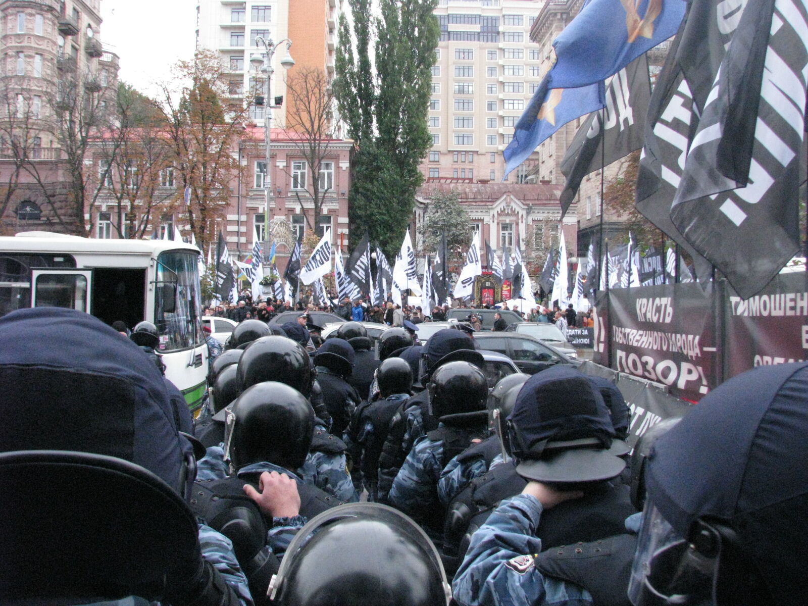 Вирок Тимошенко: бійки під судом і незадоволені нардепи