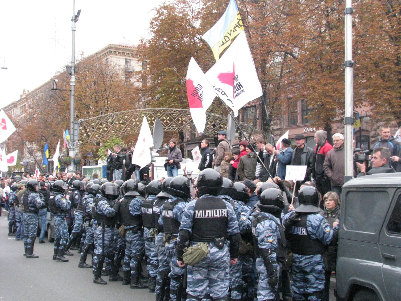 Вирок Тимошенко: бійки під судом і незадоволені нардепи