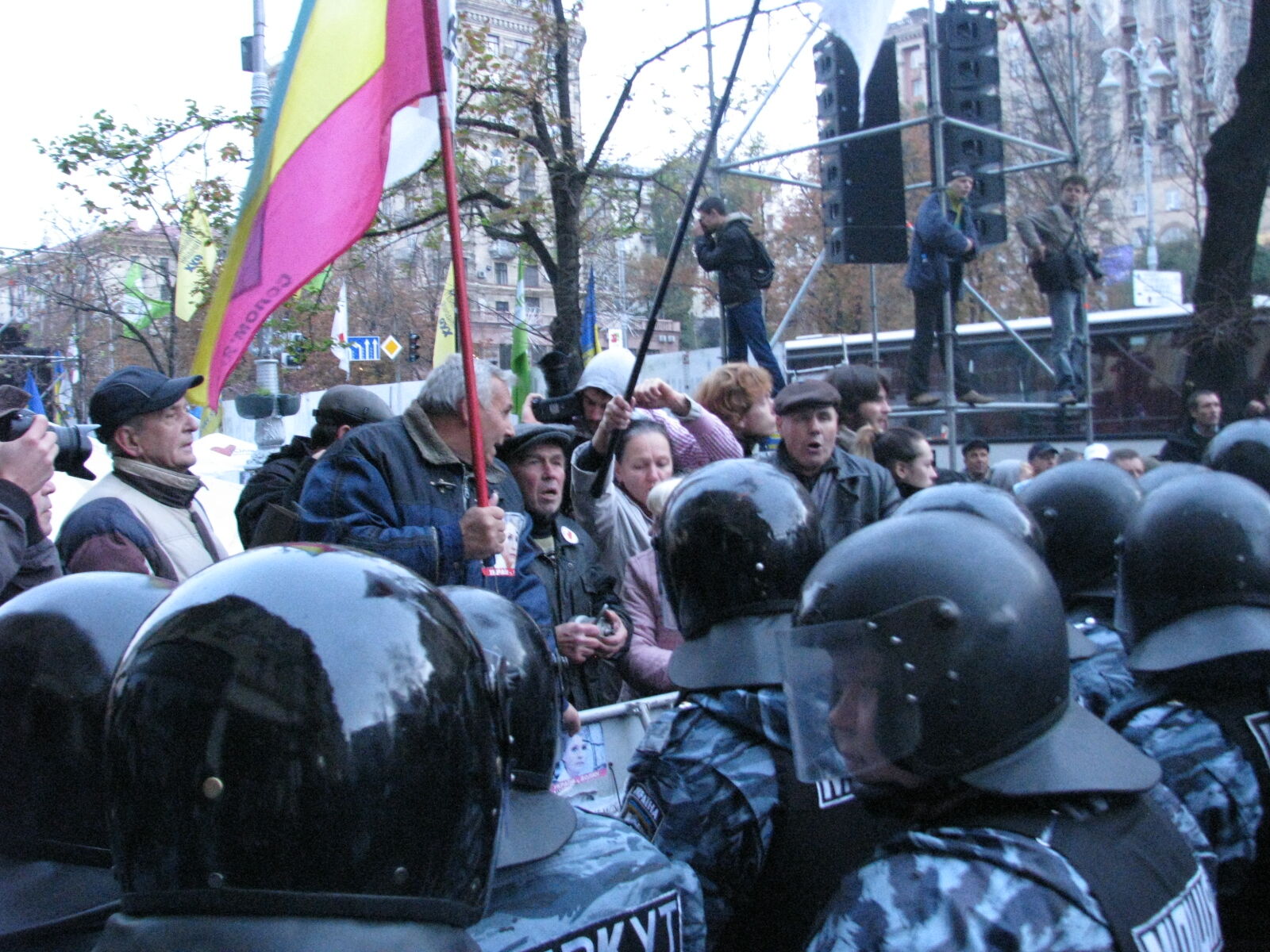 Вирок Тимошенко: бійки під судом і незадоволені нардепи