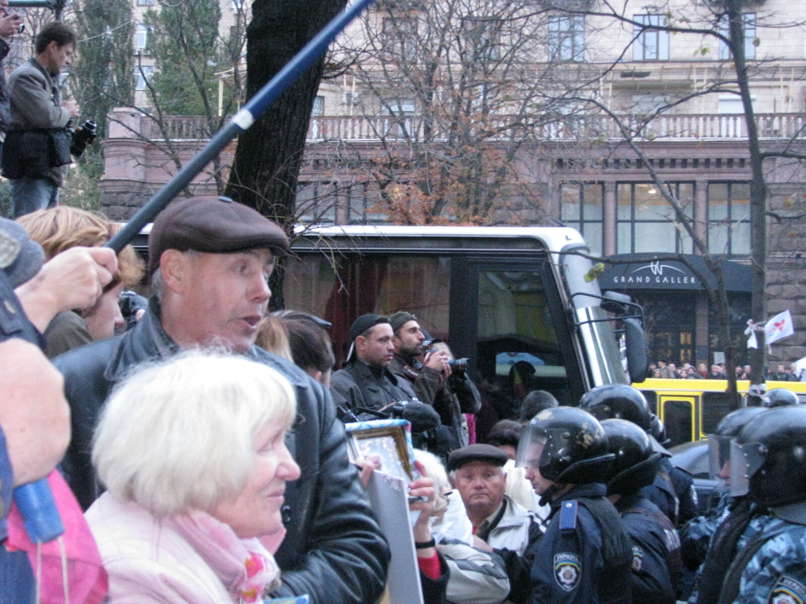 Вирок Тимошенко: бійки під судом і незадоволені нардепи