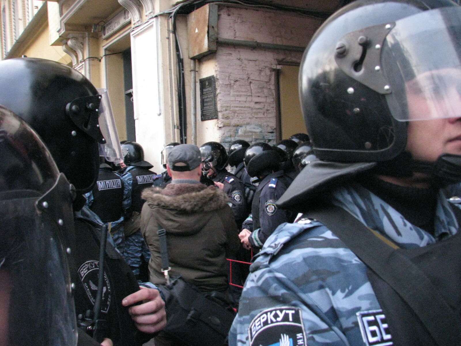 Вирок Тимошенко: бійки під судом і незадоволені нардепи