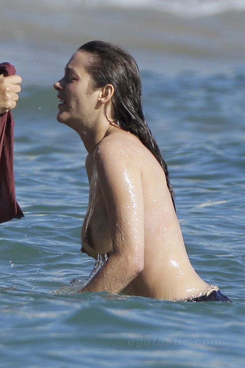 Марион Котийяр застукали топлесс на съемках фильма