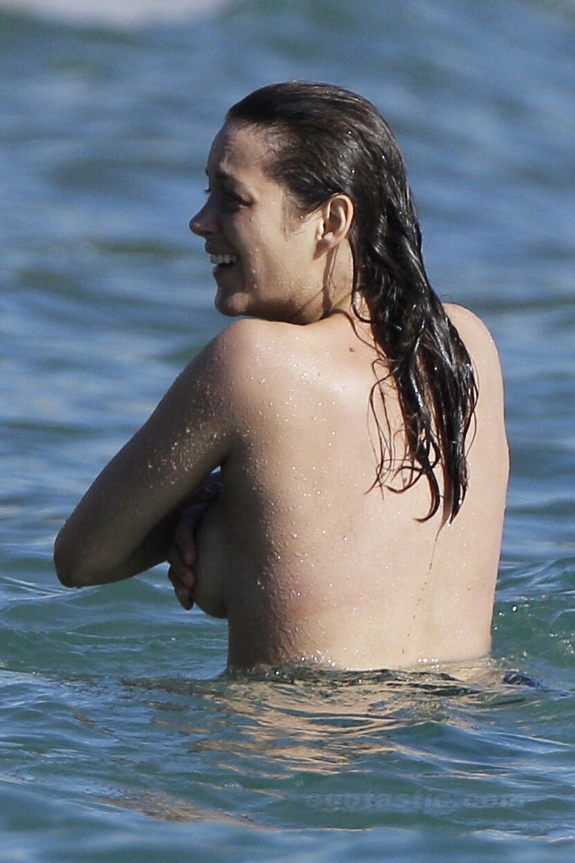 Марион Котийяр застукали топлесс на съемках фильма