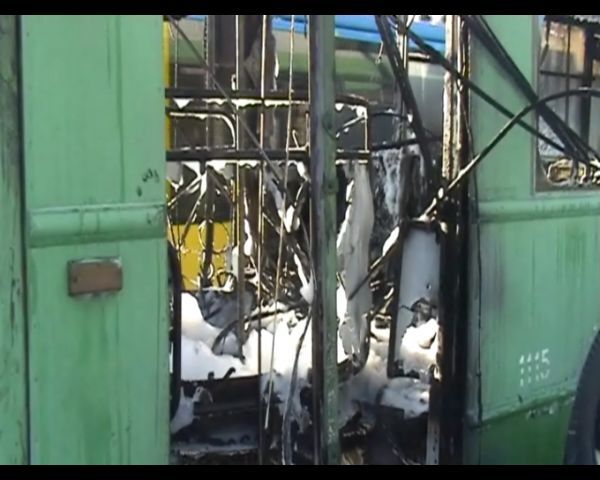 В Киеве на ходу загорелся троллейбус: подробности пожара. Добавлено фото