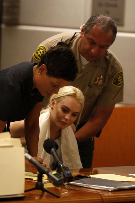 Судья выдал ордер на заключение Лохан 