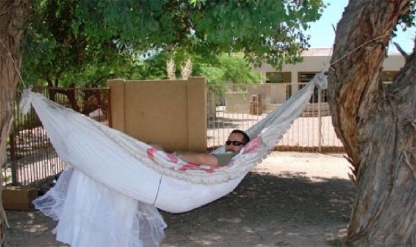 Сукню колишньої американець використав як друшляк для макаронів. Фото