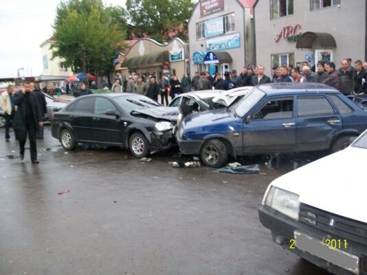 Ужгород. За 1 раз водій розбив 7 авто. Фото