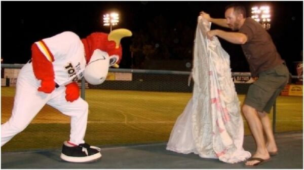 Сукню колишньої американець використав як друшляк для макаронів. Фото