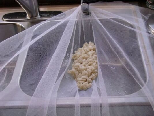 Сукню колишньої американець використав як друшляк для макаронів. Фото