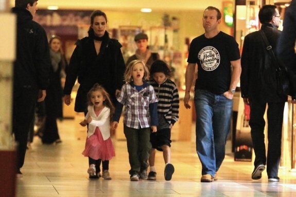Джоли прогуливается по ТЦ с детьми