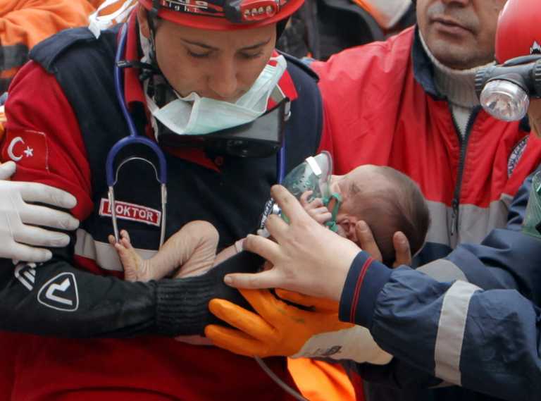 У Туреччині з-під завалів витягли живою двотижневу дитину. Фото
