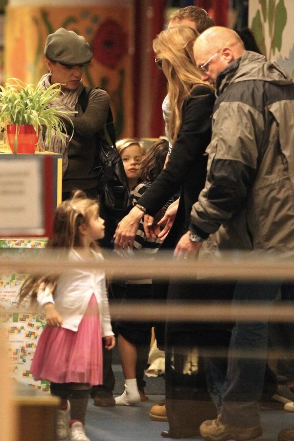 Джоли прогуливается по ТЦ с детьми