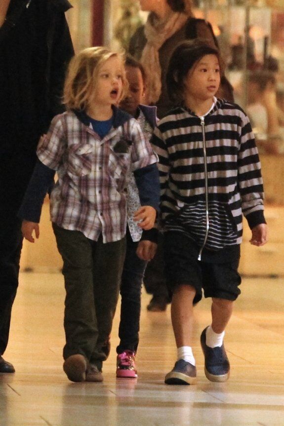 Джоли прогуливается по ТЦ с детьми