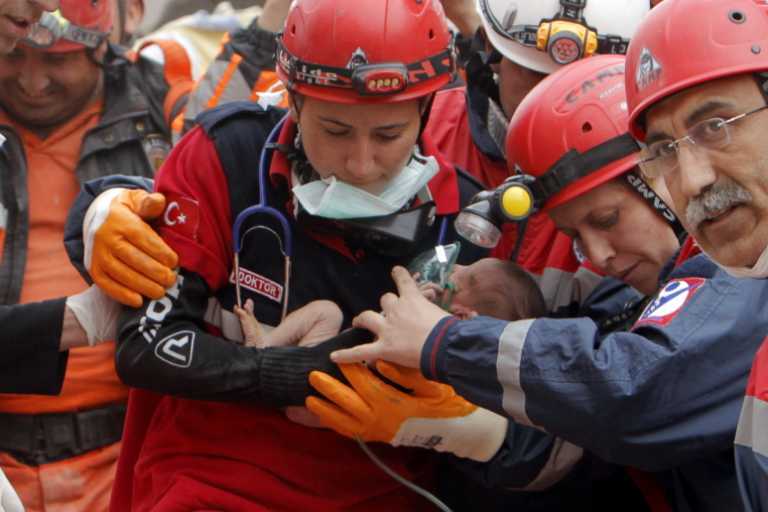 У Туреччині з-під завалів витягли живою двотижневу дитину. Фото