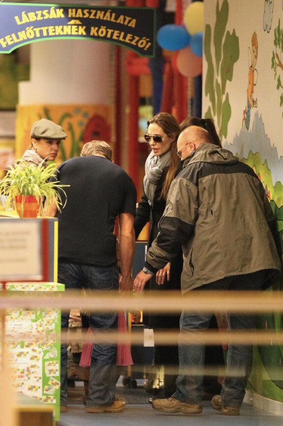 Джоли прогуливается по ТЦ с детьми