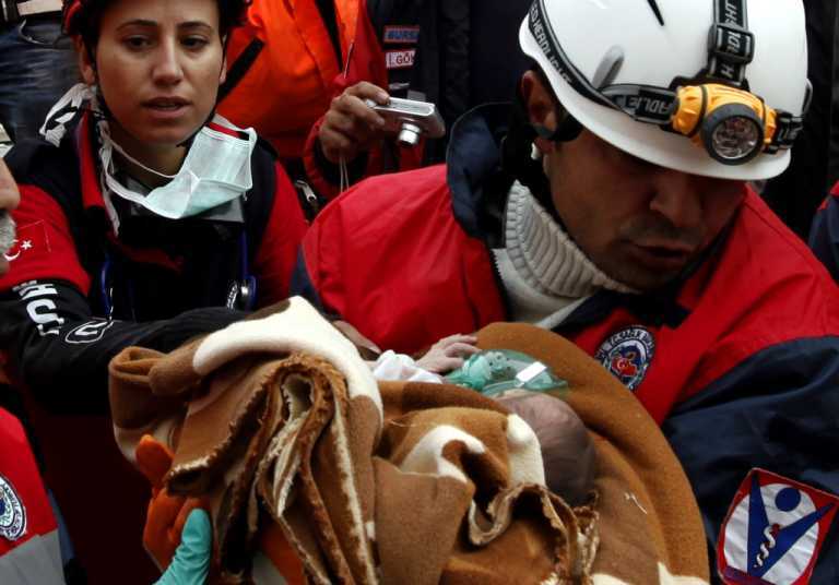 У Туреччині з-під завалів витягли живою двотижневу дитину. Фото