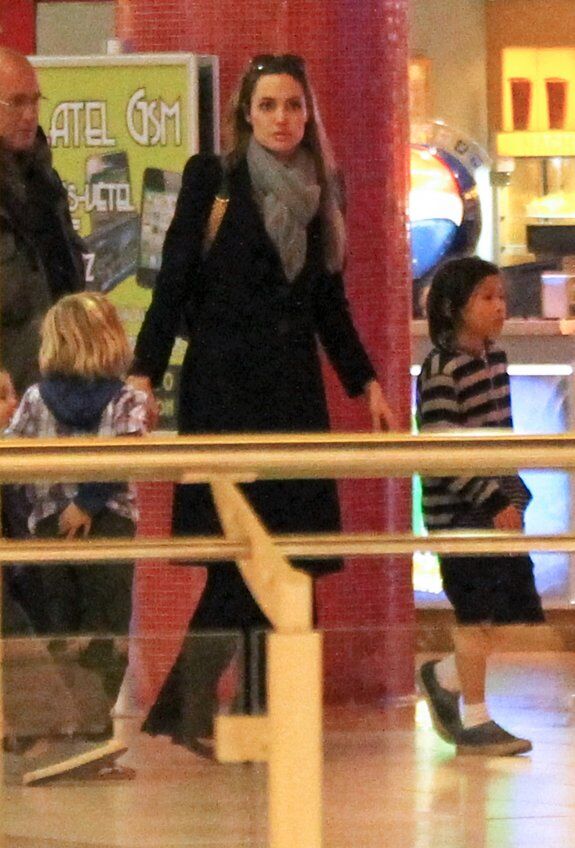 Джоли прогуливается по ТЦ с детьми