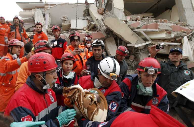 У Туреччині з-під завалів витягли живою двотижневу дитину. Фото