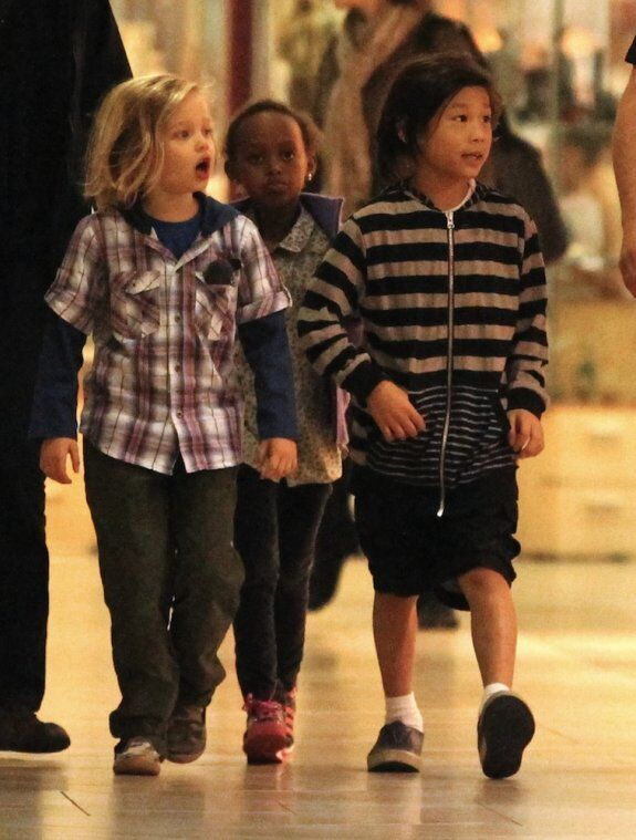 Джоли прогуливается по ТЦ с детьми